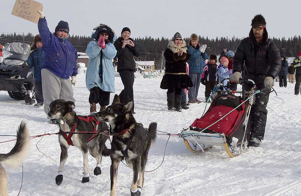 IDITAROD-VINNER TO �R P� RAD: Lance Mackey kj�rte inn til suveren seier, hans andre p� to �r. Ogs� Alaska-mannens far og bror har vunnet verdens mest kjente hundel�p.