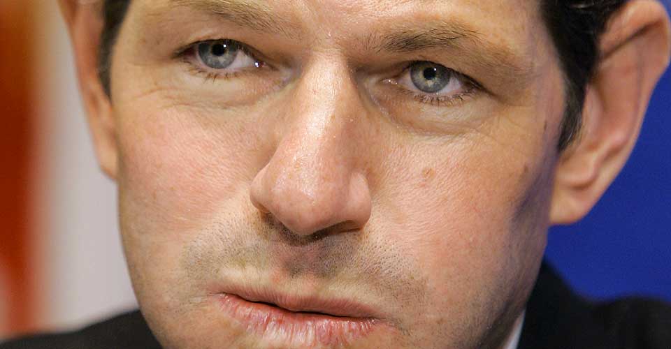 FALL FRA PIDESTALL: Med fortid som markant korrupsjonsjeger og statsadvokat og en kommende stjerne blant demokratene faller New York-guvern�r Eliot Spitzer fra stor h�yde n�r han n� trekker seg.