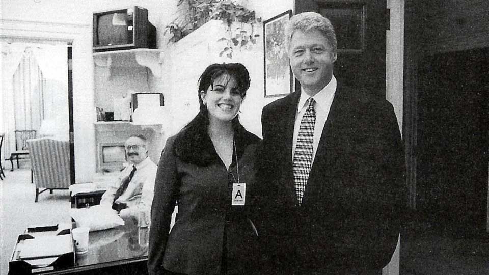 SAMMEN I DET HVITE HUS: Dette bildet fra side 3179 i Kenneth Starr-rapporten, viser president Bill Clinton og praktikanten Monica Lewinsky 17. november 1995.