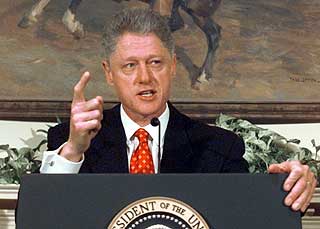 SINT: Bill Clinton rister sint p� fingeren mens han nekter for � ha hatt sex med Monica Lewinsky 26. januar 1998.