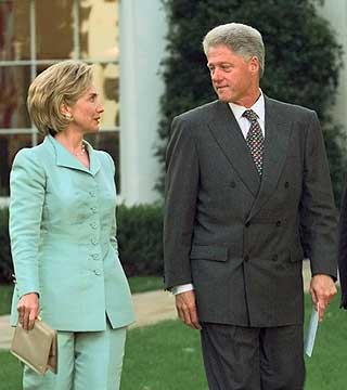 I DEN T�FFE PERIODEN: Bill Clinton hadde l�yet til kona i sju m�neder da han ga etter. Bildet er fra 10. september 1998. Alt var ute, og Bill Clinton fors�kte � unnskylde til st�ttespillerne.