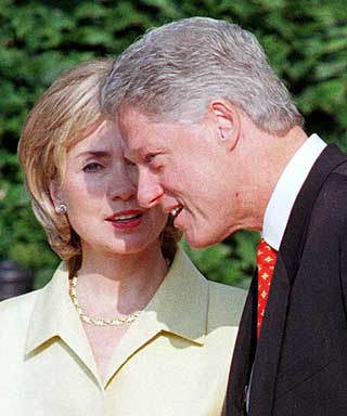 16. SEPTEMBER 1998: De offisielle pliktene m�tte gjennomf�res midt i  sexskandalen. Her st�r Clinton-ekteparet klare til � ta imot den tsjekkiske presidenten Vaclav Havel.