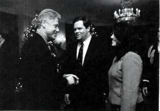 SAMMEN: Bildet fra Det hvite hus viser Monica Lewinsky sammen med president Bill Clinton 17. november 1996. De hadde et forhold p� denne tida. Mannen i midten er ikke navngitt.
