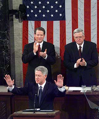 STATE OF THE UNION-TALEN 1999: Bill Clinton holder tale foran senatorer og kongressmedlemmer. En rekke av disse stemte for � reise riksrettssak mot ham. Saken foregikk fortsatt da han holdt denne talen. Han ble frikjent i februar.