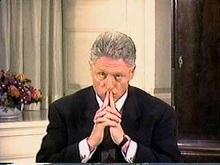 STORJURYH�RING: 17. august 1998. Bill Clinton kan ikke lyve lenger, men fors�ker � v�re s� uklar som han kan.