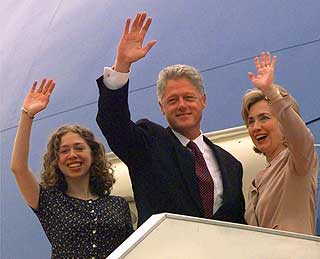VILLE VISE FRAM EN SAMLET FAMILIE:Clinton-ekteparet gikk i parterapi og Hillary vurderte skilsmisse seri�st etter at mannen innr�mmet at han hadde v�rt utro. Bildet er fra 28. juni 1998. - Den vanskeligste avgj�relsen jeg har tatt i mitt liv var � forbli gift med Bill og � g� for senatorjobben i New York, sa Hillary etterp�.