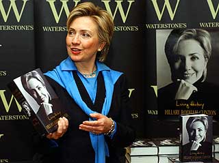 SKREV OM HENDELSEN I BOK: Hillary Clinton kom med selvbiografien �Living History� i 2003. Hun var da blitt senator i New York.