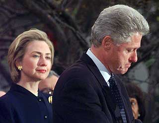 STO VED MANNENS SIDE: Hillary Rodham Clinton ser p� ektemannen Bill som tar en pause f�r han takker de demokratiske medlemmene av Representantenes hus. De stemte mot � f�re riksrettssak mot ham.