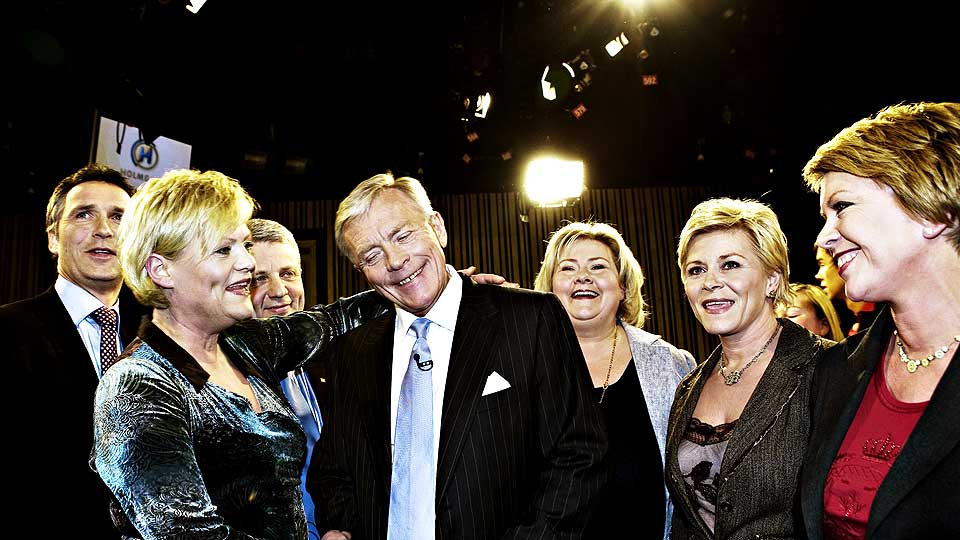 RING OF FIRE: Jens Stoltenberg, Kristin Halvorsen, Dagfinn H�ybr�ten, Erna Solberg, Siv Jensen og �slaug Haga fikk klappe p� Oddvar Stenstr�m etter sendingen i g�r kveld.