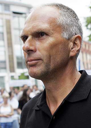 - TROVERDIGHETSPROBLEM: KrFs Ingebrigt S�rfonn mener Norge har et troverdighetsproblem n�r vi p� den ene siden er aktive krigsmotstandere og p� den andre siden f�rer for liten kontroll med v�r egen v�penproduksjon.