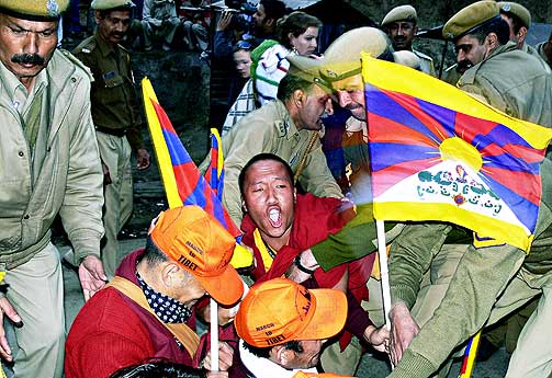 ARRESTERT: Rundt 130 munker som skulle g� protestmarsj fra India til Tibet i forkant av �pningen av Bejing-OL sitter n� fengslet p� indisk side av grensa.