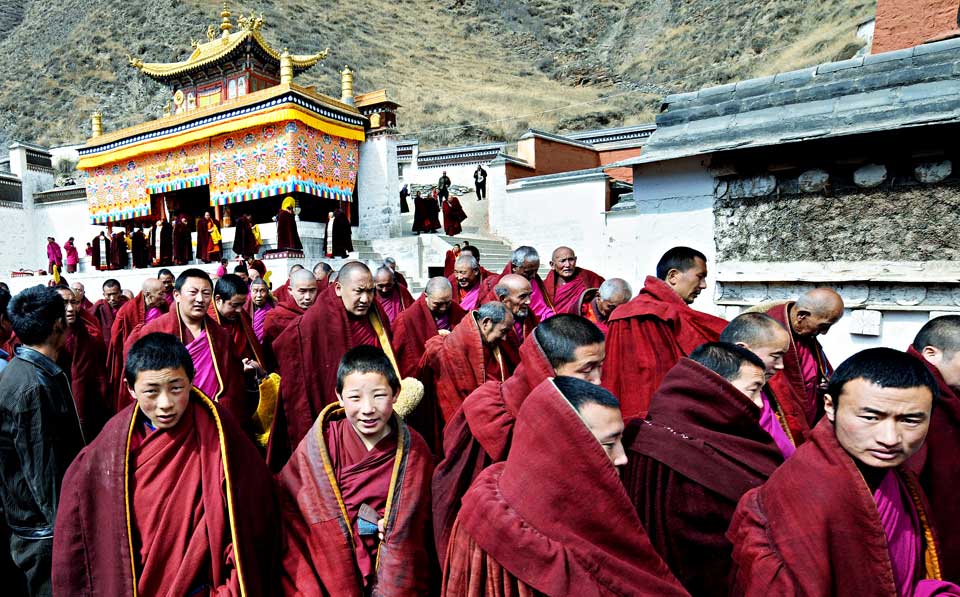 MASSIVE PROTESTER: Demonstrasjonene som n� p�g�r i Tibet regnes som de st�rste siden 1989. Her munker p� vei fra en seremoni tidligere denne uka.