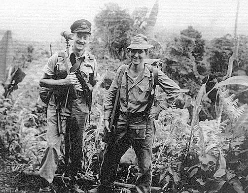 BLE REDDET P� �YA: Fred Hargesheimer (t.h.) avbildet i 1943 eller 1944. Da bodde han fremdeles hos de innf�dte i landsbyen Ea Ea. Den australske offiseren William Townsend (t.v.) hjalp Fred med � bli hentet hjem til USA i 1944.