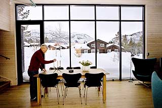 Maleri: - Det er ikke mange skisteder som har disse kulissene, sier Bj�rn. N�r familien samles rundt spisebordet, har de hemsedalfjellet som bakgrunnsbilde.