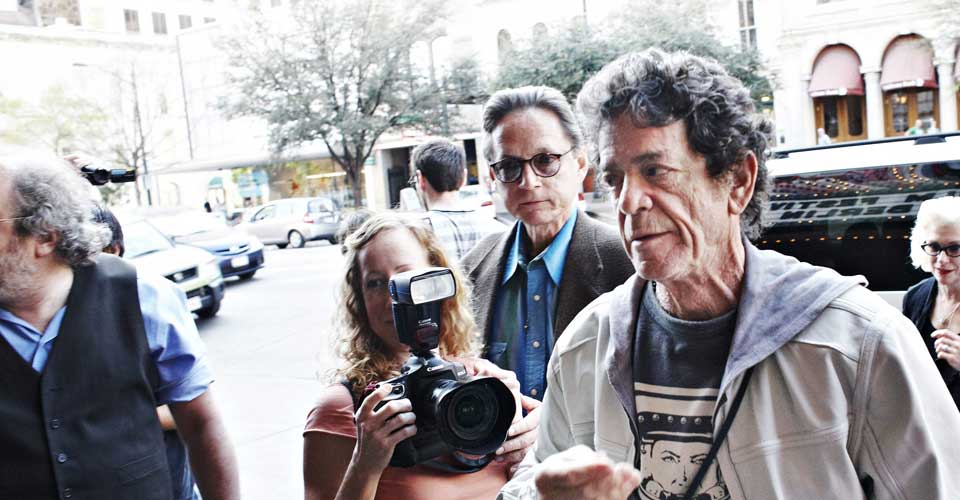 Lou Reed p� vei inn til den amerikanske premieren av �Lou Reed's Berlin�.