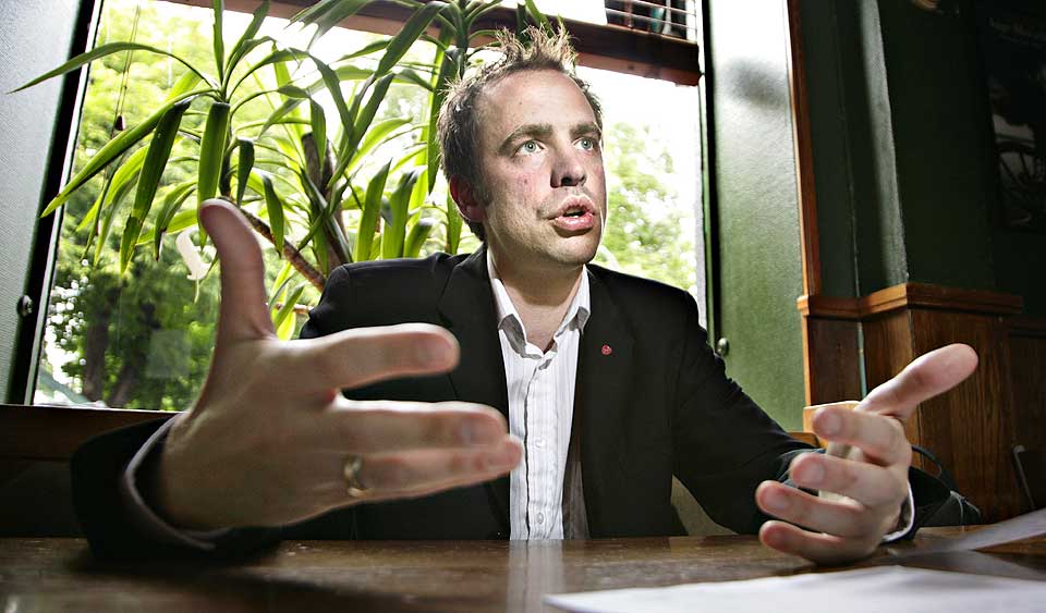 GAMMELDAGS: Regelen som hindrer fedre i � ta fedrekvote er h�pl�st gammeldags, mener lederen av dagens mannspanel, Arild Stokkan-Grande.