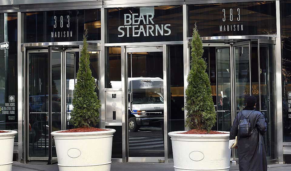 KJ�PT AV JPMORGAN: Den kriserammede investeringsbanken Bear Stearns er kj�pt opp av banken JPMorgan s�ndag.