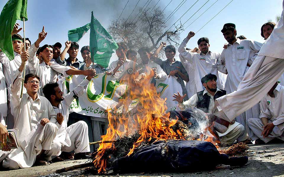 DEMONSTRERTE MOT TEGNINGENE: Senest 13. mars ble det gjennomf�rt en demonstrasjon i Pakistan mot den nye trykkingen av en Muhammed-karikatur i februar. I en meningsm�ling sier over halvparten av de spurte danskene at de mener det var dumt � trykke tegningene p� nytt.