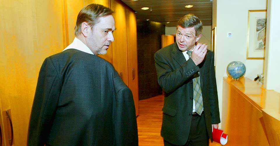 SAMMEN OM IRAK-STANDPUNKT: Jan Petersen satt sammen med Kjell Magne Bondevik foran fjernsynet p� statsministerens kontor og fulgte med p� sendingene fra FNs Sikkerhetsr�d der v�peninspekt�rene la fram sine rapporter fra Irak.