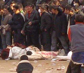 MANGE D�DE: Tibetanere g�r forbi flere lik og donerer penger til og ber for de drepte etter en demonstrasjon i byen Aba. Bildet kommer fra Det tibetanske senter for menneskerettigheter.