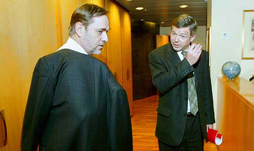 SAMMEN OM IRAK-STANDPUNKT:Jan Petersen satt sammen med Kjell Magne Bondevik foran fjernsynet p� statsministerens kontor og fulgte med p� sendingene fra FNs Sikkerhetsr�d der v�peninspekt�rene la fram sine rapporter fra Irak.
