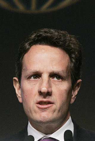 SL�R TILBAKE: Sentralbanken har tidligere blitt kritisert for � ha et for svakt grep om amerikansk �konomipolitikk. Bildet viser sentralbankens New York-sjef Timothy Geithner som spiller en viktig rolle i utformingen av den n�v�rende finanspolitikken.