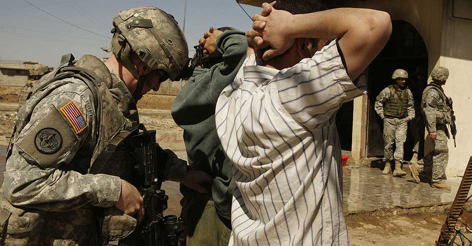 VANSKELIG N�RV�R: Amerikanske soldater visiterer to irakere etter at de havnet under ild i Mosul, nordvest for Bagdad, tirsdag denne uka.