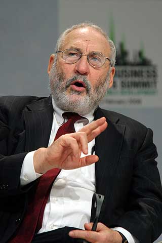 M� REDDE FOLKET: �konomen Joseph Stiglitz kritiserer Bush-administrasjonen og USAs sentralbank for � redde banker og finansinstitusjoner, mens vanlige folk mister sine hjem.