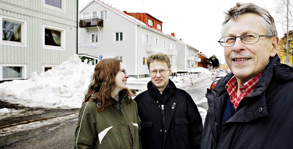 P� GJENGRODDE STIER: Her vokste kriminalforfatter og journalist Stieg Larsson opp, f�r han som 23-�ring flyttet til Stockholm. Niesa Therese, broren Joakim og faren Erland forteller for f�rste gang om barndommen og oppveksten hans.