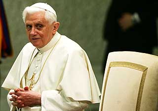 BESKYLDES: bin Laden mener pave Benedict XVI er involvert i publiseringen av karikaturene.