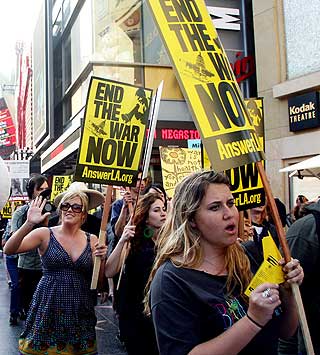 P� WALK OF FAME: Demonstrantene p� Hollywood Boulevard vil ha slutt p� krigen n�.