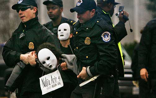 F�RT BORT: To maskekledte demonstranter i Washington.