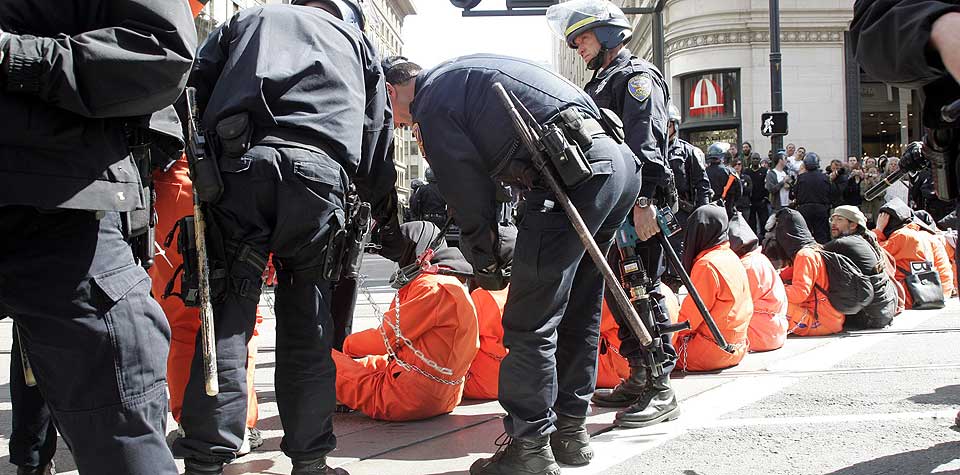 BLOKKERTE GATENE: Demonstranter kledd som fanger har lenket seg sammen og blokkert gatene i San Francisco onsdag. Her arresterte politiet 101 personer i forbindelse med demonstrasjonen.