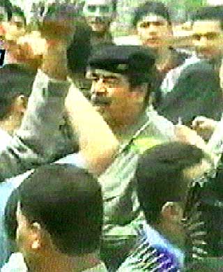 DAGEN FOR NEDERLAG: Dette bildet fra Abu Dhabi TV viser skal angivelig vise Saddam Hussein ute i Bagdads gater 9.april 2003. Det vil si samme dag som amerikanerne tok byen.