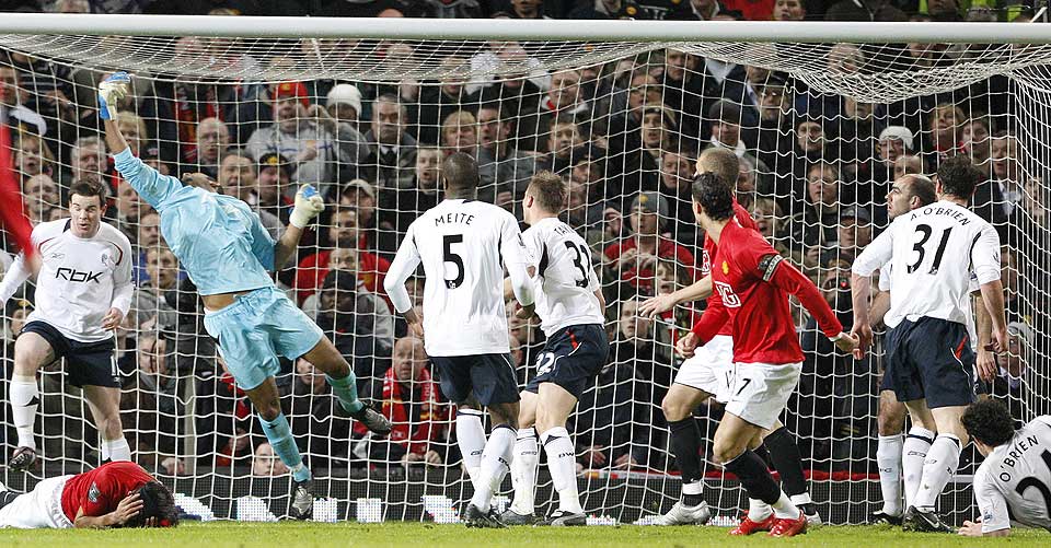 SCORET TO: Med- og motspillere ligger str�dd mens kaptein-debutant Cristiano Ronaldo setter inn 1-0 mot Bolton.