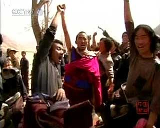 ROPTE SLAGORD: Tibetanske demonstranter roper slagord under demonstrasjon i Gansu-provinsen.