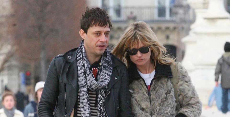 GRAVALVORLIGE: Jamie Hince og Kate Moss i Frankrike, hvor de bes�kte Jim Morrisons grav.