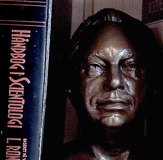 HUBBARDS METODE: Stort sett all literatur i huset var skrevet av L. Ron Hubbard. Bysten av Hubbard st�r i hyllen p� Ole Thiemers kontor.