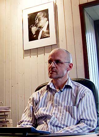 VASKER HJERNE FRI FOR DOP OG KRIMINALITET: Scientologen Ole Thiemer er daglig leder for Narconon. P� veggen henger et bilde av L. Ron Hubbard, Scientologikirkens grunnlegger.