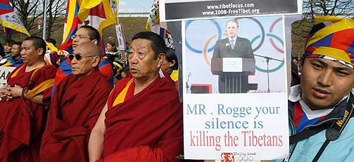 PROTESTERER: �Rogge, din stillhet dreper tibetanere� var budskapet p� denne plakaten b�ret av tibetanske demonstranter utenfor IOC-hovedkvarteret i Lausanne tirsdag.