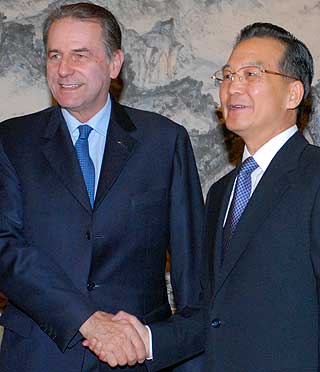 M�TER WEN: Neste m�ned m�ter Jaqcues Rogge igjen Kinas statsminister Wen Jiabao. Rogge vil ikke utdype hva han skal snakke med Wen om, men sier IOC er i kontinuerlig dialog med Kina om blant annet menneskerettigheter.