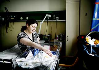 ENSOMME JENTER: Vahideh er redd Roxana skal f�en oppvekst som hennes egen. Etter at hun traff ektemannenMasoud har hun lurt p� om hun ble lesbisk p�grunn av mishandling og overgrep i oppveksten.