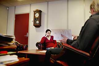 ST�TTE: - Vahideh er en av v�re beste elever ogskal fullf�re skolegangen her, sier rektor Bj�rnLippestad ved Rosthaug videreg�ende.