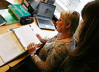KURSES I HUBBARDS TEKSTER: Initiativtageren bak det norske Narconon, Jorunn Johansen, har betalt rundt 40.000 kroner av egne lomme for � gjennomf�re utdannelsen.