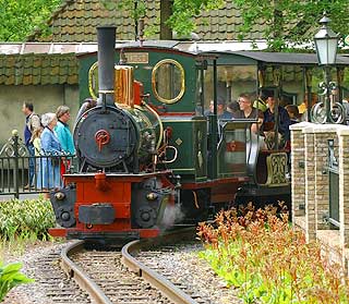 TUT-TUT: Et ekte dampdrevet lokomotiv t�ffer rundt i Efteling. Tar man toget, f�r man se store deler av parken p� kort tid. Flere steder er det bommer ved gangveier, hvor fotgjengerne m� stanse for toget.