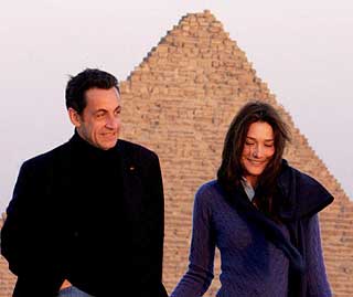 I EGYPT: President Nicolas Sarkozy og Carla Bruni p� ferie i desember 2007, bare m�neder f�r de giftet seg.