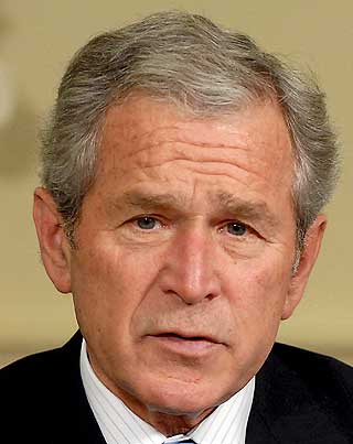 OGS� OBAMA-SLEKT: President Bush er s�nnen til Obamas timenning, alts� George H.W. Bush. De knyttes sammen av Samuel Hinkley fra Cape Cod. Han d�de i 1769.