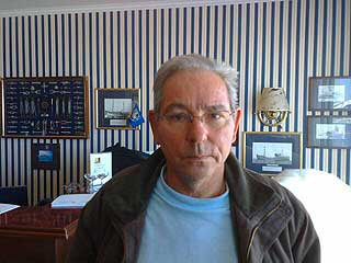 KOM SEG UT: Jan Olav Henriksen (64) og kona kom seg ut i sikkerhet.