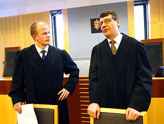 AKTOR OG FORSVARER: Aktor Svein Holden og forsvarer Cato Schi�tz i Oslo tingrett.