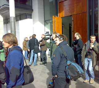 STORT PRESSEOPPBUD: Medias representanter venter p� hovedakt�rene utenfor Oslo Tinghus.